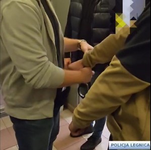 policjant skuwa zatrzymanego