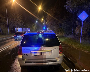 zatrzymany srebrny PEUGEOT samochód osobowy na poboczu