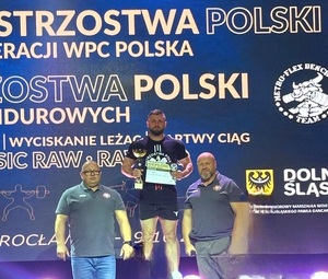 mężczyźni na podium
