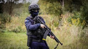 szkolenie policjantów: Podłożony materiał wybuchowy, policyjny pościg, ranny napastnik i funkcjonariusz...