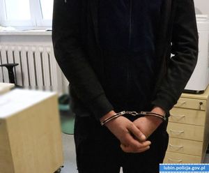 mężczyzna w kajdankach na rękach