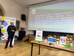 Policjantka przemawia pokazując informacje na prezentacji