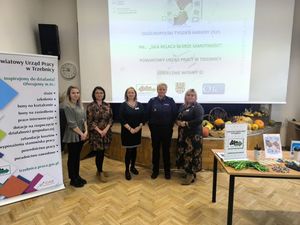 wspólne zdjęcie policjantki z nauczycielami ze szkoły