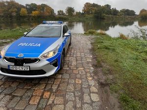 radiowóz nad brzegiem rzeki