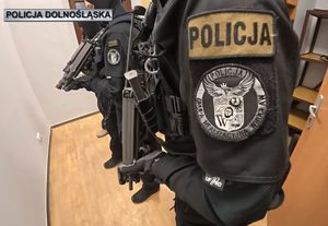 policjant w mundurze