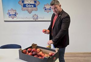Górowscy policjanci również pomagają! Akcja charytatywna „Jabłuszko”