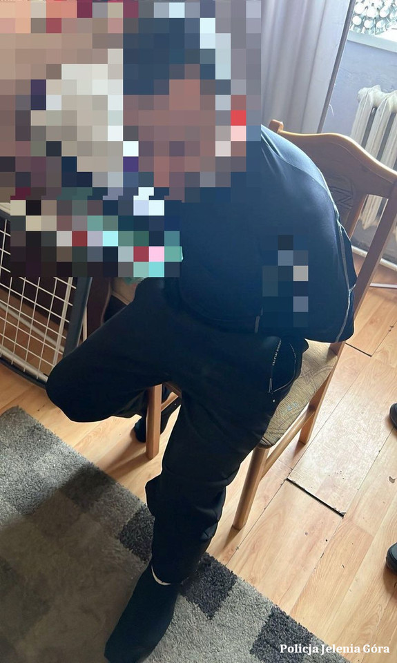 zatrzymany męzczyzna siedzący na krześle