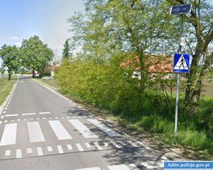 przejście dla pieszych ze znakiem zasilanym przez panele fotowoltaiczne