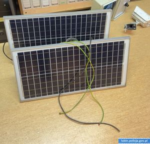 panele fotowoltaiczne zasilające znaki drogowe