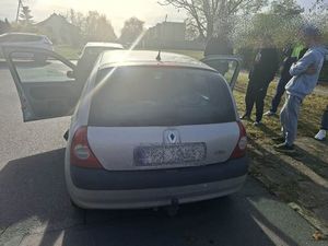 samochód osobowy z otwartymi drzwiami i osoby stoją obok