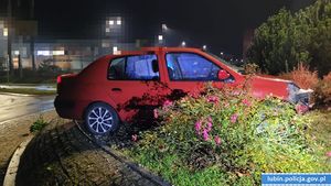 czerwony samochód osobowy wjechał na rondo