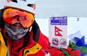 himalaista na szczycie góry