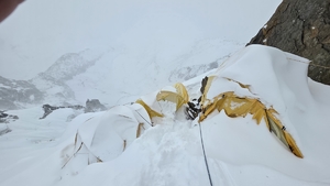 obóz himalaistów w górach przysypany śniegiem