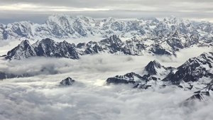szczyty gór pokryte śniegiem