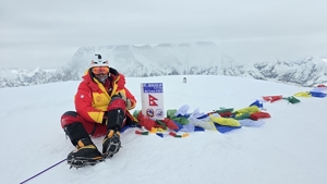 himalaista na szczycie góry