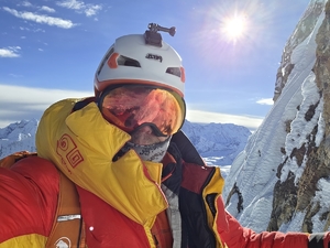 himalaista podczas wspinaczki na ośnieżone góry