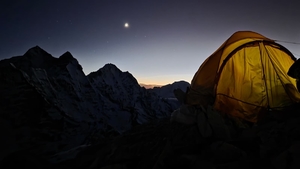 obóz himalaisty o wschodzie słońca