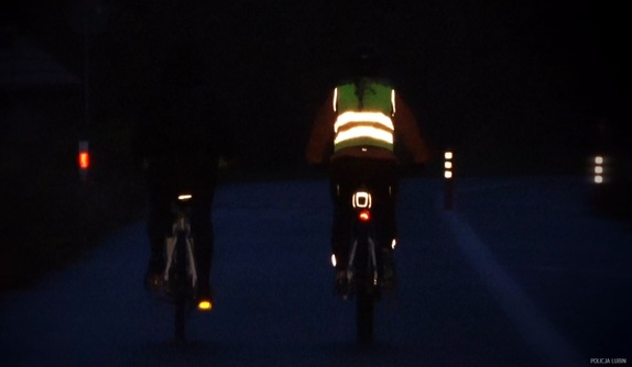 rowerzyści z odblaskami