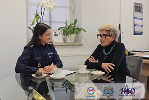 policjantka siedząca przy stole z kobietą