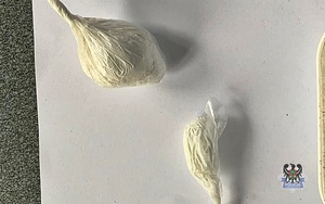 dwa woreczki z białym proszkiem