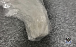 biały proszek w woreczkach