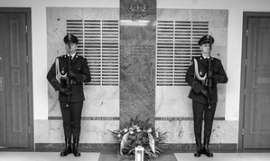 policjanci stoją przy tablicy pamięci