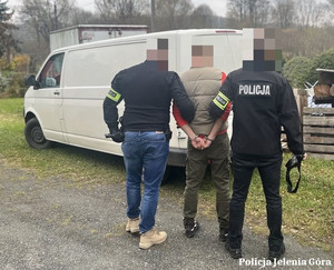 Kierowca busa próbował wciągnąć nastolatkę do pojazdu. Sprawcą okazał się 30 – latek, który został zatrzymany dzień po zdarzeniu