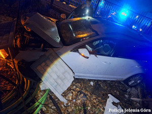 Policyjny pościg ulicami Jeleniej Góry – kierowca nie zatrzymał się do kontroli, bo był pod wpływem alkoholu, a chwilę wcześniej ukradł paliwo
