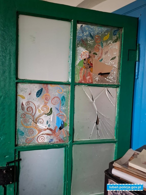 wybite szybki w zabytkowych drzwiach