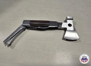 multitool z miniaturowym toporkiem