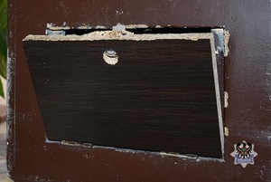 uszkodzona kasetka z pieniędzmi