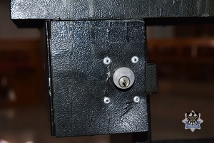 uszkodzona kasetka z pieniędzmi