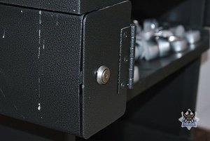 uszkodzona kasetka z pieniędzmi