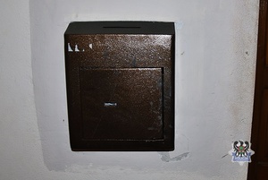 uszkodzona kasetka z pieniędzmi