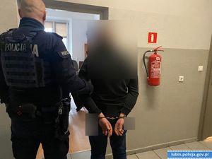 policjant z zatrzymanym mężczyzną