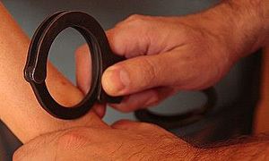 zakładanie kajdanek mężczyźnie