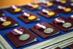 Dolnośląscy policjanci wyróżnieni medalami i odznaczeniami przy okazji obchodów związanych z 107. rocznicą odzyskania przez Polskę Niepodległości