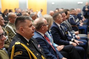 Dolnośląscy policjanci wyróżnieni medalami i odznaczeniami przy okazji obchodów związanych z 107. rocznicą odzyskania przez Polskę Niepodległości