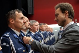 Dolnośląscy policjanci wyróżnieni medalami i odznaczeniami przy okazji obchodów związanych z 107. rocznicą odzyskania przez Polskę Niepodległości