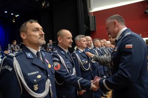 Dolnośląscy policjanci wyróżnieni medalami i odznaczeniami przy okazji obchodów związanych z 107. rocznicą odzyskania przez Polskę Niepodległości