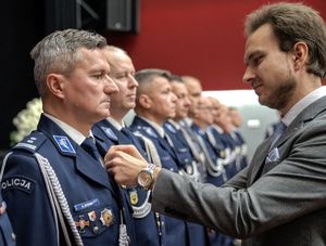 Dolnośląscy policjanci wyróżnieni medalami i odznaczeniami przy okazji obchodów związanych z 107. rocznicą odzyskania przez Polskę Niepodległości