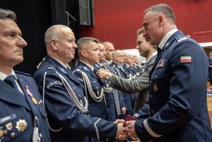 Dolnośląscy policjanci wyróżnieni medalami i odznaczeniami przy okazji obchodów związanych z 107. rocznicą odzyskania przez Polskę Niepodległości