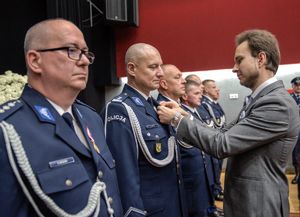 Dolnośląscy policjanci wyróżnieni medalami i odznaczeniami przy okazji obchodów związanych z 107. rocznicą odzyskania przez Polskę Niepodległości