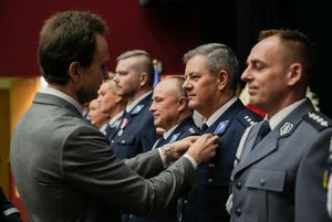 Dolnośląscy policjanci wyróżnieni medalami i odznaczeniami przy okazji obchodów związanych z 107. rocznicą odzyskania przez Polskę Niepodległości