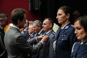 Dolnośląscy policjanci wyróżnieni medalami i odznaczeniami przy okazji obchodów związanych z 107. rocznicą odzyskania przez Polskę Niepodległości