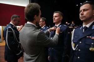 Dolnośląscy policjanci wyróżnieni medalami i odznaczeniami przy okazji obchodów związanych z 107. rocznicą odzyskania przez Polskę Niepodległości