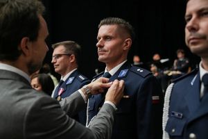 Dolnośląscy policjanci wyróżnieni medalami i odznaczeniami przy okazji obchodów związanych z 107. rocznicą odzyskania przez Polskę Niepodległości