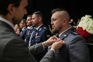 Dolnośląscy policjanci wyróżnieni medalami i odznaczeniami przy okazji obchodów związanych z 107. rocznicą odzyskania przez Polskę Niepodległości