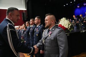 Dolnośląscy policjanci wyróżnieni medalami i odznaczeniami przy okazji obchodów związanych z 107. rocznicą odzyskania przez Polskę Niepodległości