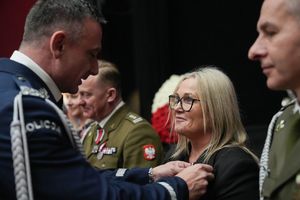 Dolnośląscy policjanci wyróżnieni medalami i odznaczeniami przy okazji obchodów związanych z 107. rocznicą odzyskania przez Polskę Niepodległości